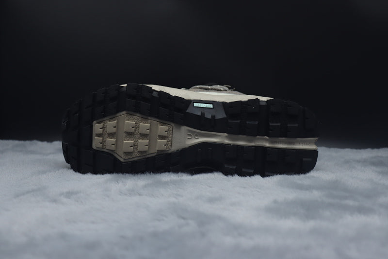 ON Cloudrock Low WP – Waterproof Low-Top Hiking Shoes