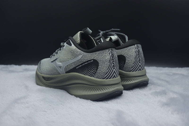 Mizuno ASTRO PLUS Athletic Shoe