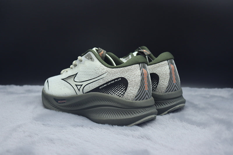 Mizuno ASTRO PLUS Athletic Shoe