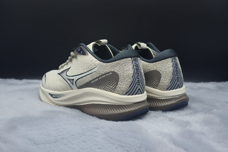 Mizuno ASTRO PLUS Athletic Shoe