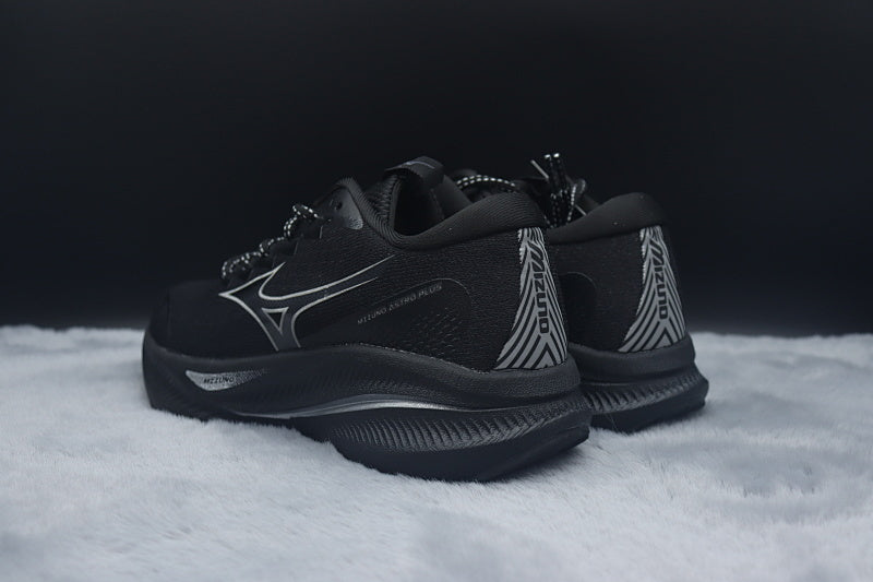 Mizuno ASTRO PLUS Athletic Shoe