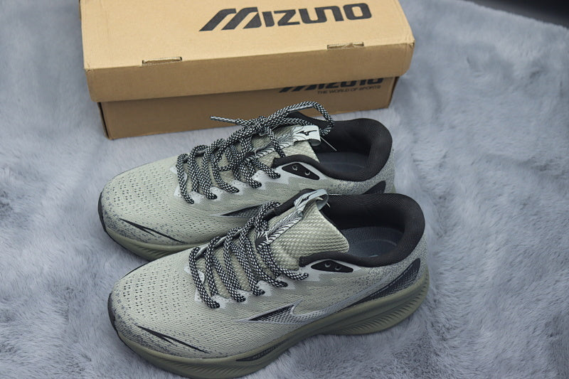 Mizuno ASTRO PLUS Athletic Shoe