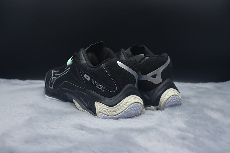 Mizuno Wave Lightning Z8 Volleyball Shoes